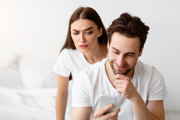 How Can I Check My Boyfriend’s Messages Without Touching His Phone For Free: Best Ways 2025